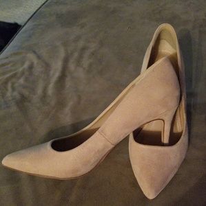Nude pump